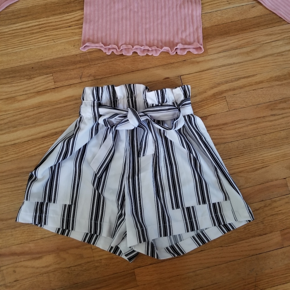 🌸  3/$15 Black and White Striped Shorts M